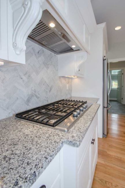 Granito aplicado em bancada de cozinha