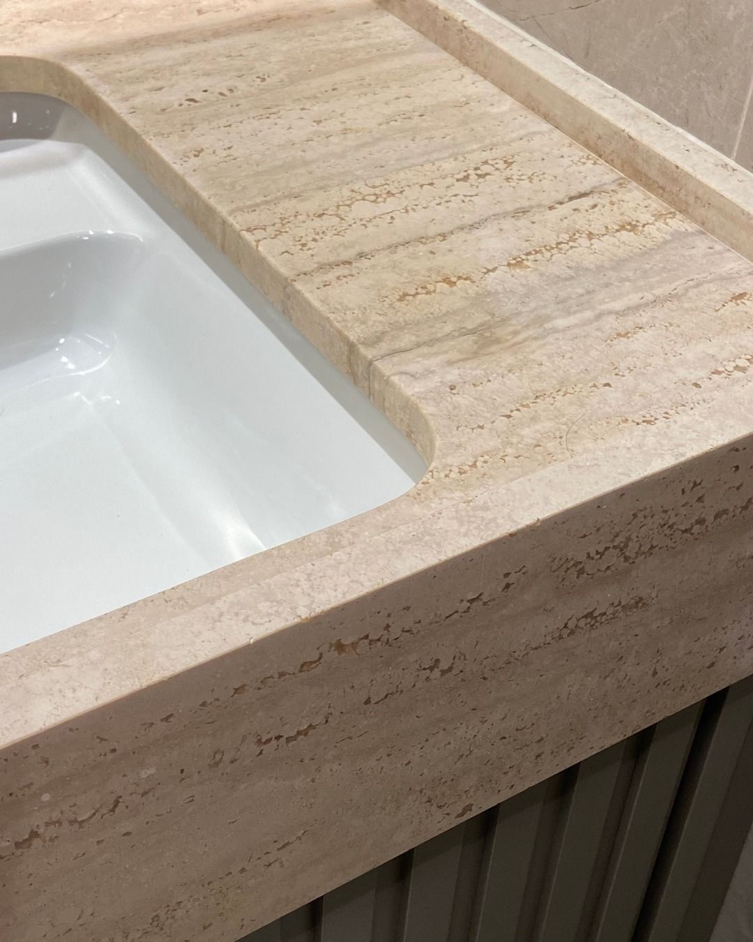 Travertino Romano aplicado em bancada